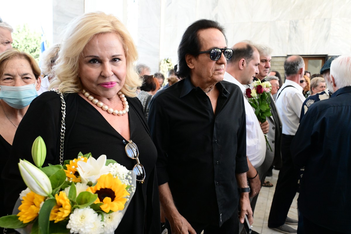 Η Μπέσσυ Αργυράκη και ο Πασχάλης στην κηδεία του Μίμη Πλέσσα