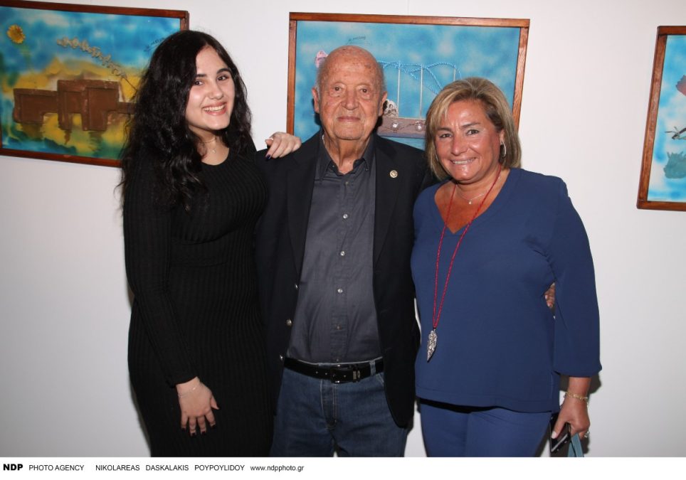 Ο Μίμης Πλέσσας με την γυναίκα του και την κόρη του