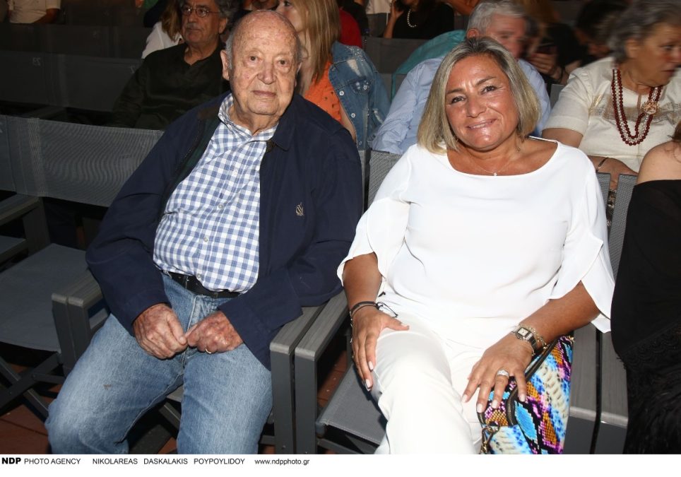 Ο Μίμης Πλέσσας σε συναυλία, μαζί με την σύζυγό του, Λουκίλα Καρρέρ