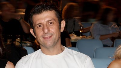 Ο Μιχάλης Οικονόμου σε βραδινή έξοδό του