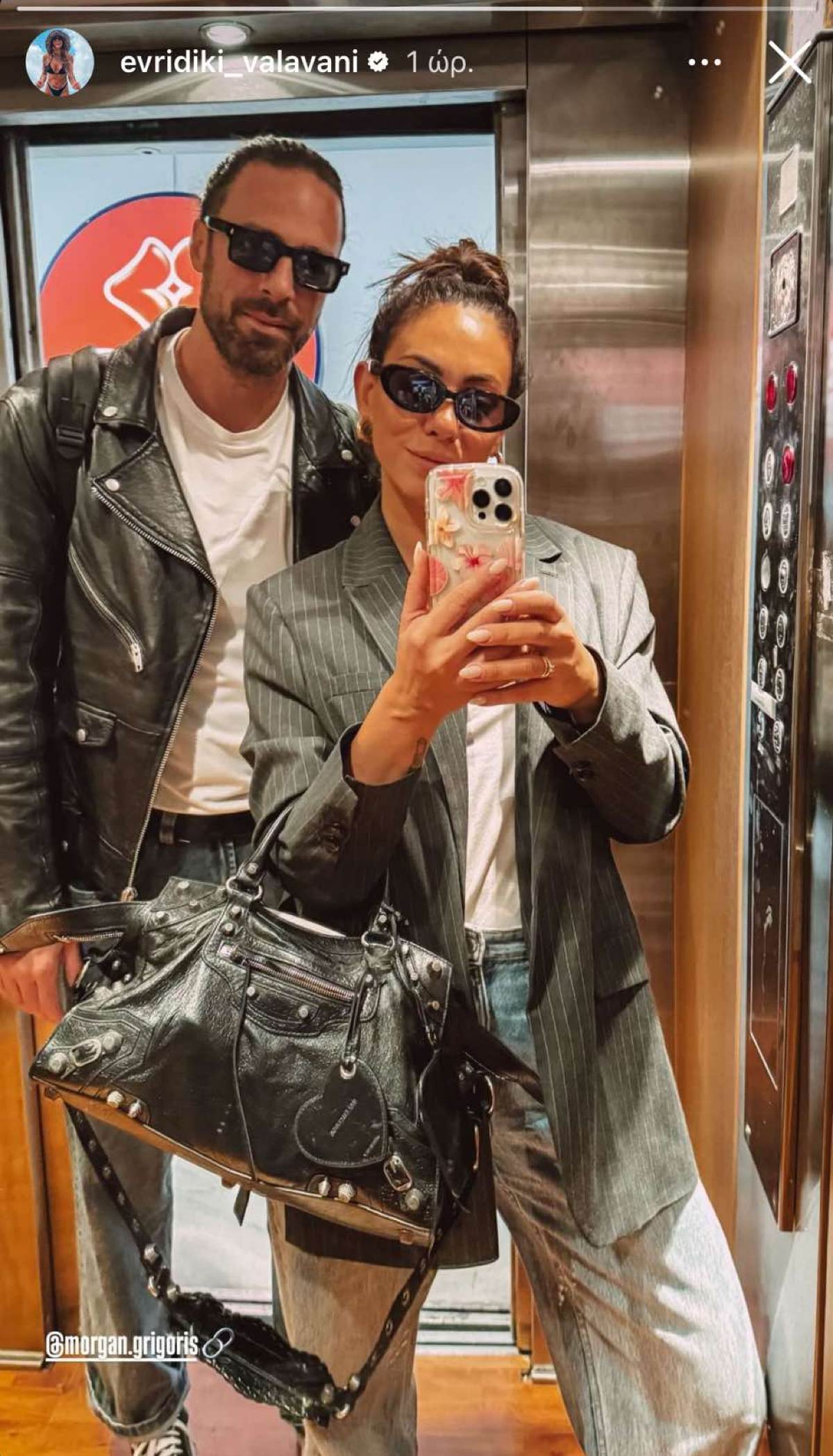 Ο Γρηγόρης Μόργκαν και η Ευρυδίκη Βαλαβάνη στο ασανσέρ του σπιτιού τους