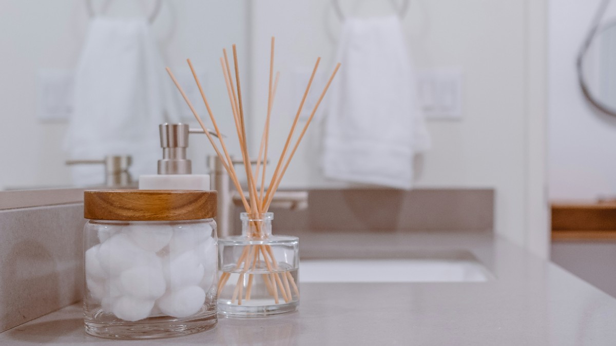 μπάνιο με αρωματικά στικ και πετσέτες