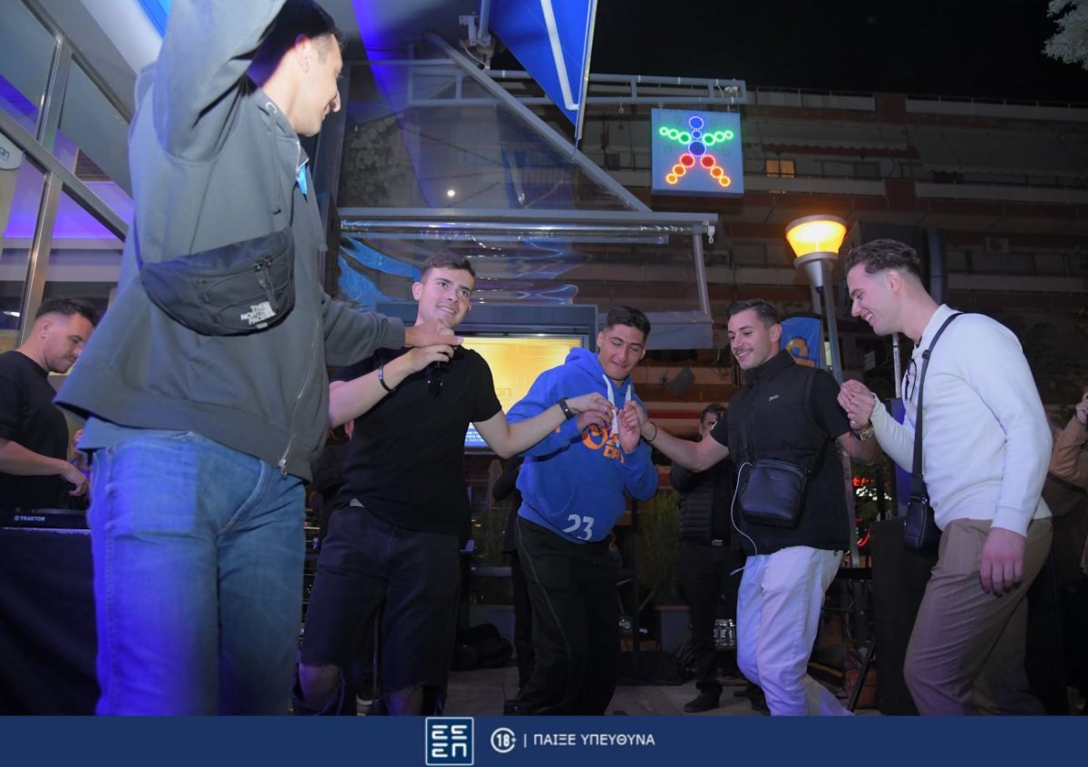 γιόρτασαν τον μεγάλο νικητή του ΤΖΟΚΕΡ υπό τους ήχους των Χάλκινων της Γουμένισσας