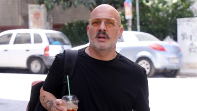 Ο Νίκος Μουτσινάς βόλτα για καφέ