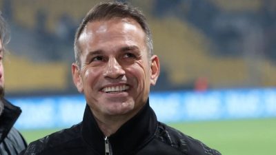 Ο Ντέμης Νικολαΐδης στο γήπεδο