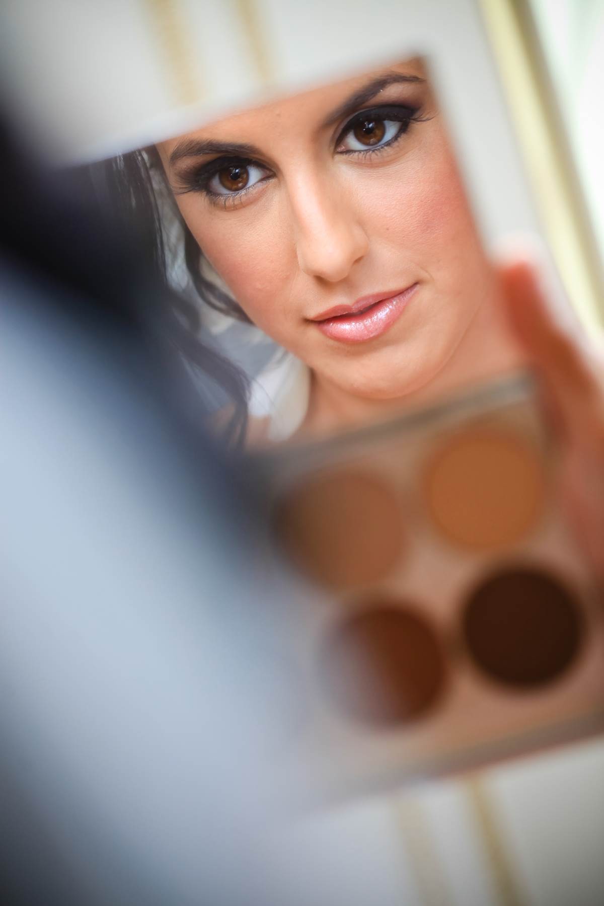 νύφη μπροστά σε καθρέφτη