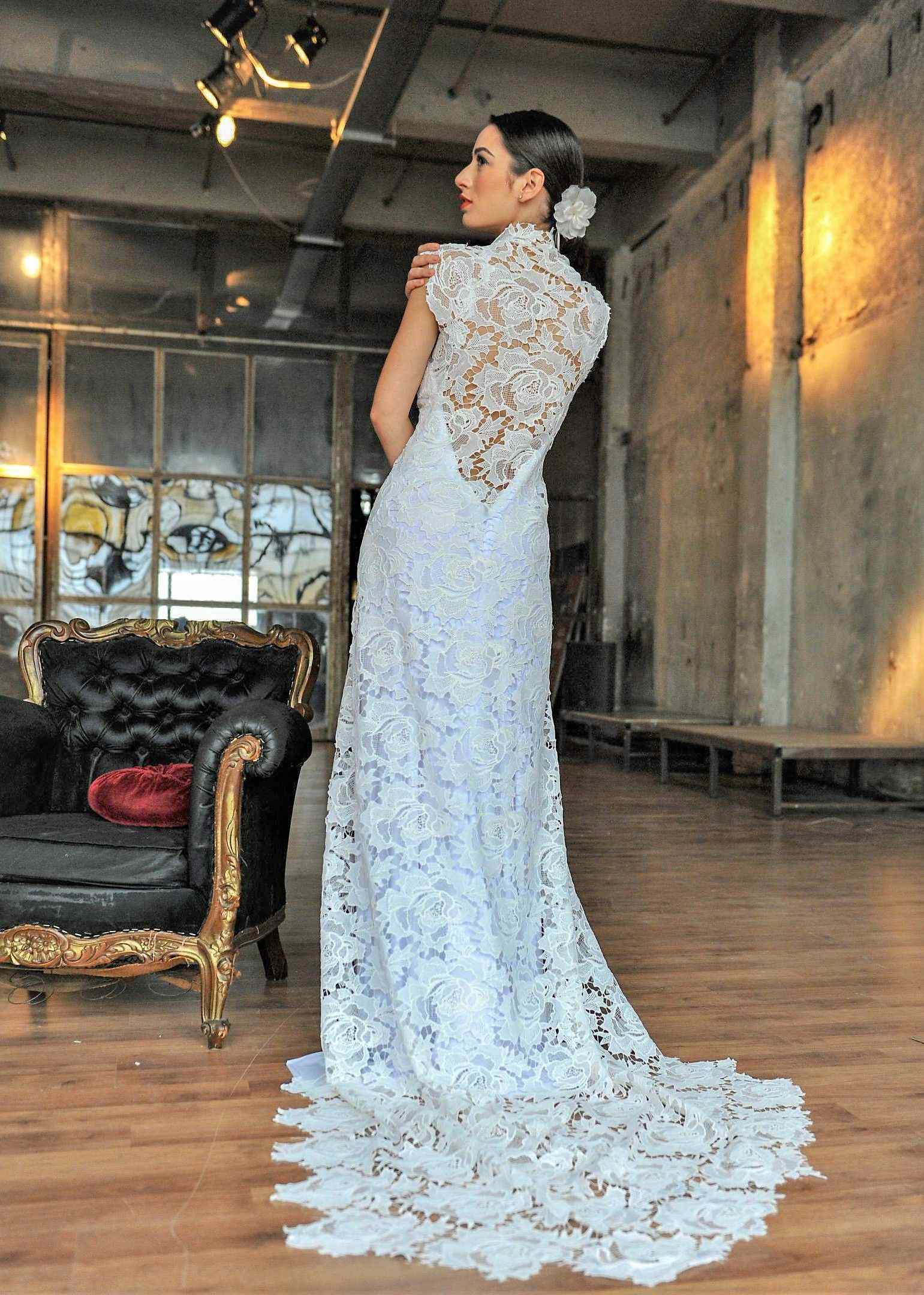 νυφικό με δαντέλα helena kyritsi