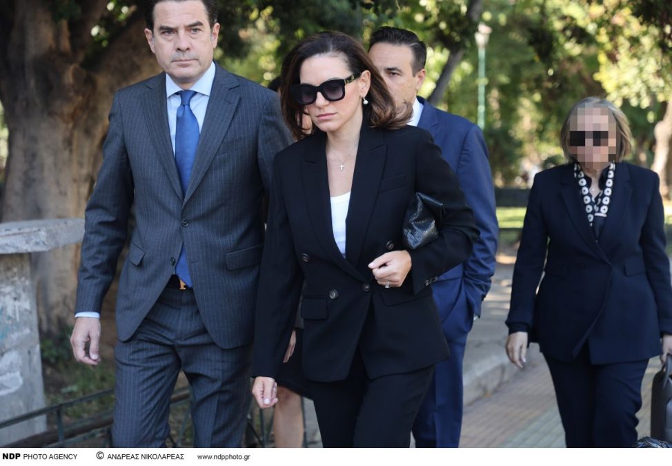 Η Όλγα Κεφαλογιάννη έξω από την Ευελπίδων.