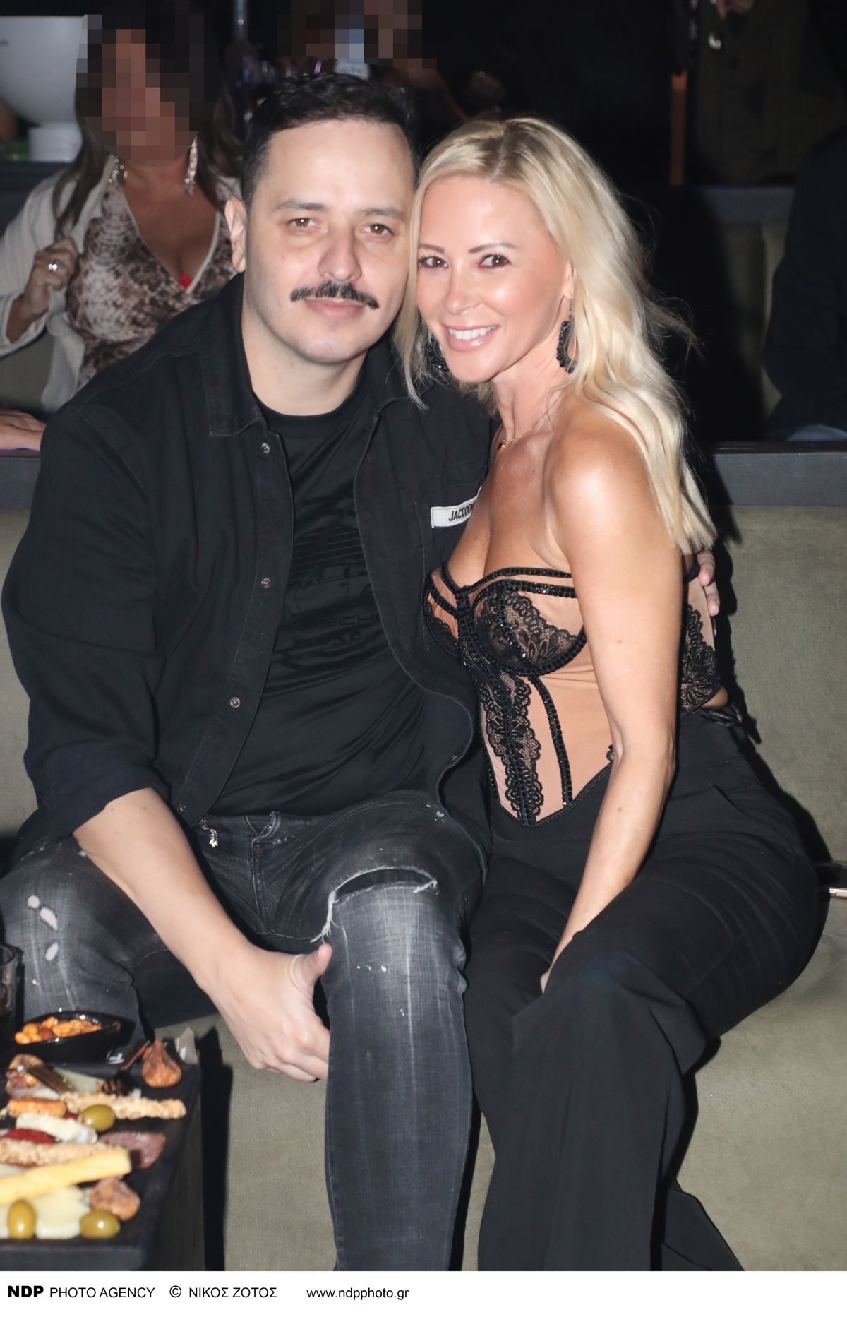 Ο Αλέξανδρος Τσουβέλας και η Εβίτα Χουντάλα στην εμφάνιση της Πάολας