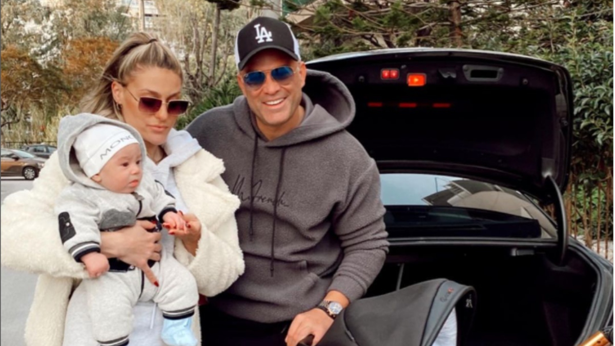 Η Βαλεντίνη Παπαδάκη με τομν Κώστα Σομμερ μπροστά από το αυτοκινητό τους