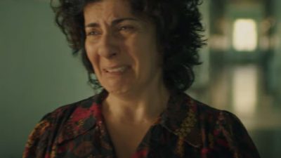 Η Νόνα βάζει τα κλάματα.