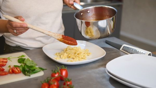 σάλτσα ζυμαρικών πάνω σε μακαρονάδα