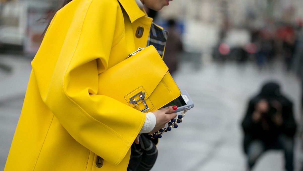 peacoat κίτρινο στο street style