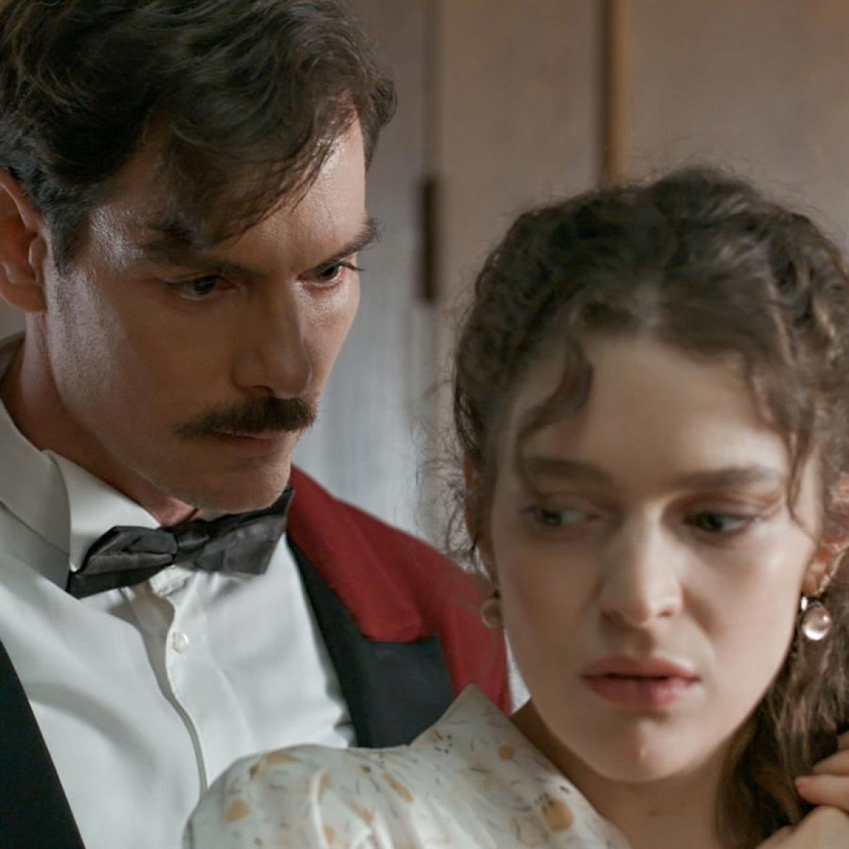 Σκηνή από το Grand Hotel με τον Πέτρο και την Βασιλική