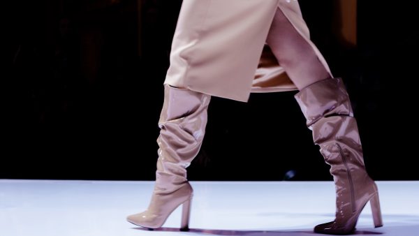 μοντέλο σε πασαρέλα με total pink και ψηλοτάκουνα