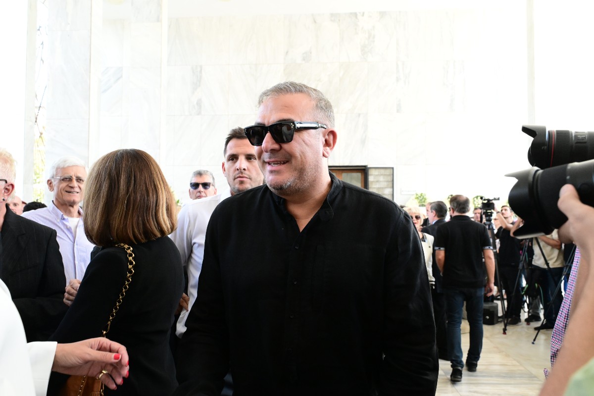 Ο Αντώνης Ρέμος στην κηδεία του Μίμη Πλέσσα