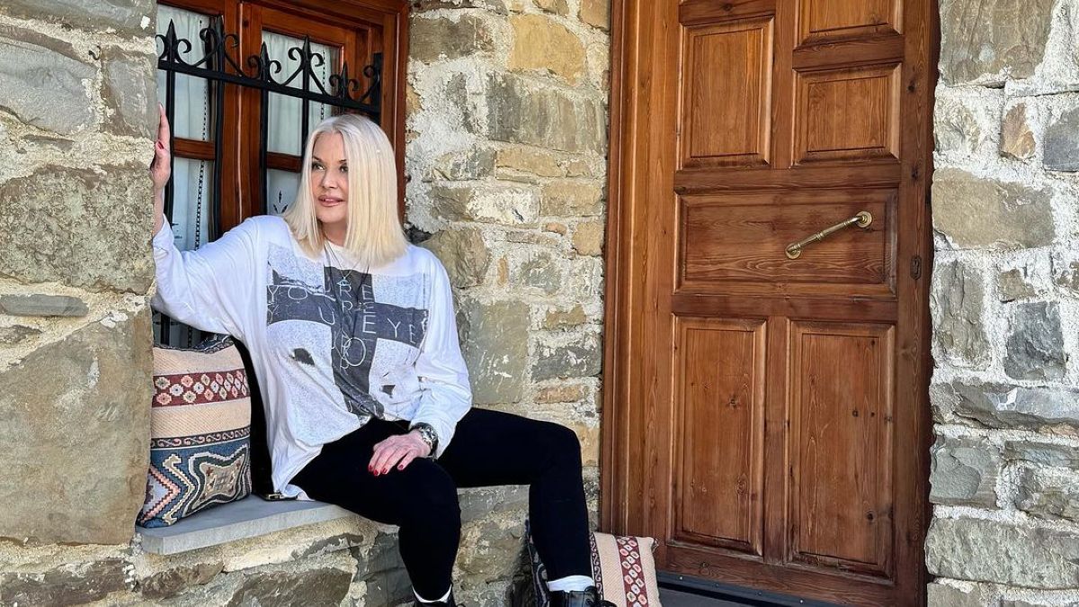 Η Ρούλα Κορομηλά στο Τσεπέλοβο.