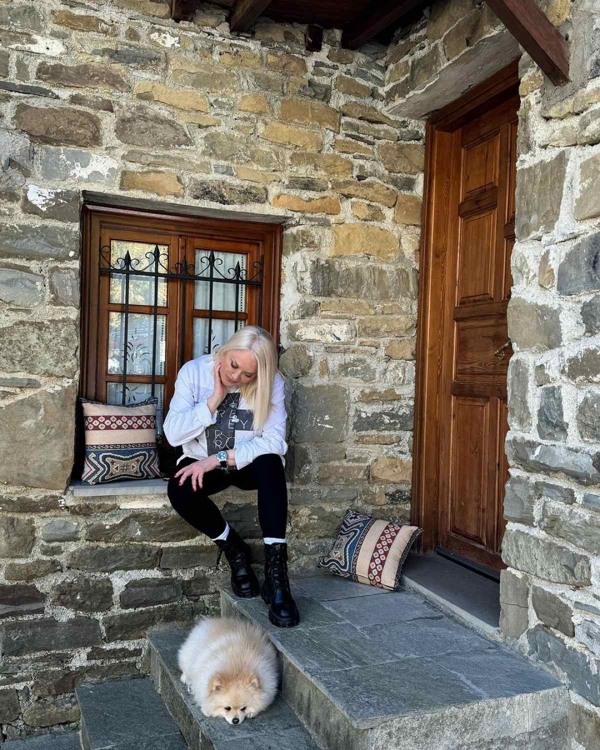 Η Ρούλα Κορομηλά στο Τσεπέλοβο.