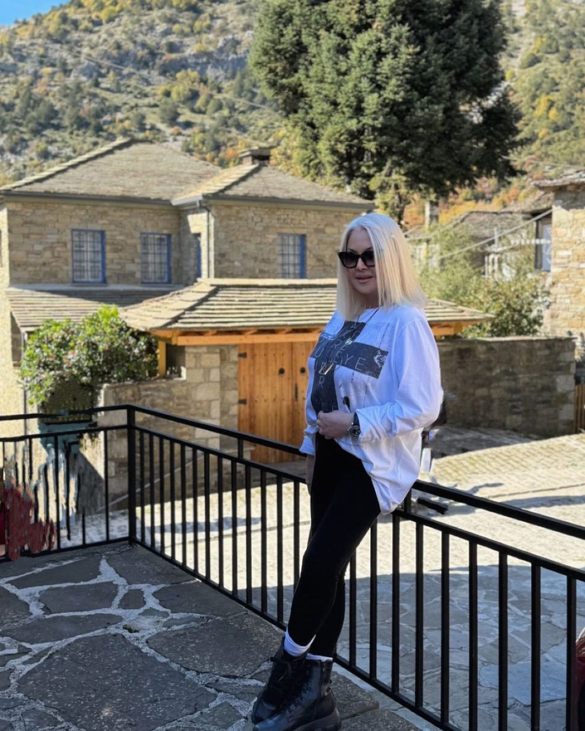 Η Ρούλα Κορομηλά στο Τσεπέλοβο.