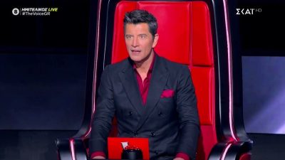 Παλιό πλάνο από τον Σάκη Ρουβά στην σκηνή του The Voice