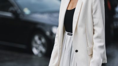 γυναίκα με λευκό σύνολο και sneakers