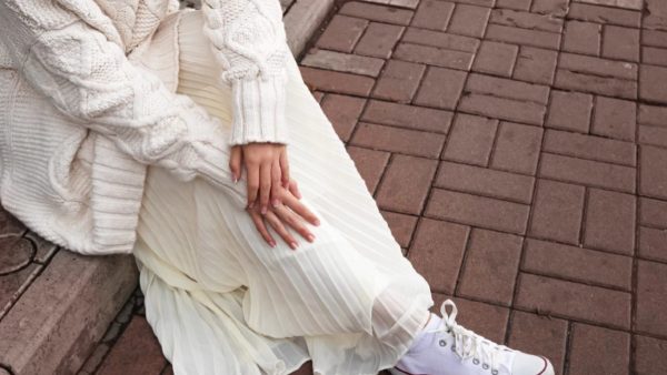 γυναίκα με μάξι φούστα και αθλητικά