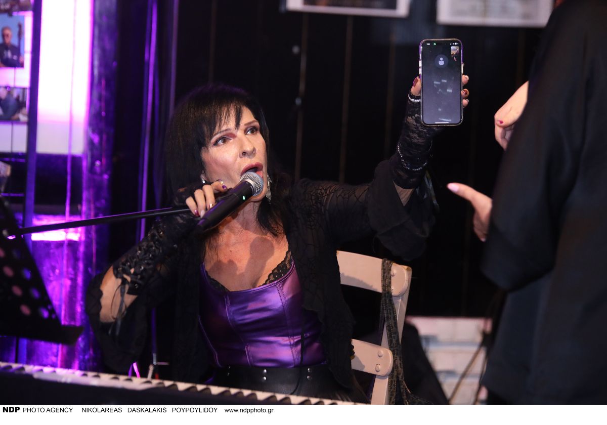 Η Σοφία Βόσσου σε συναυλία της στο Εν Μοσχάτω