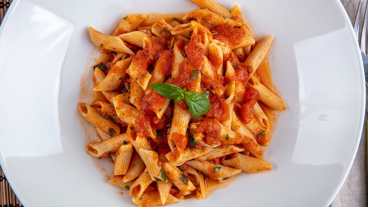 Μακαρονάδα με κόκκινη σάλτσα