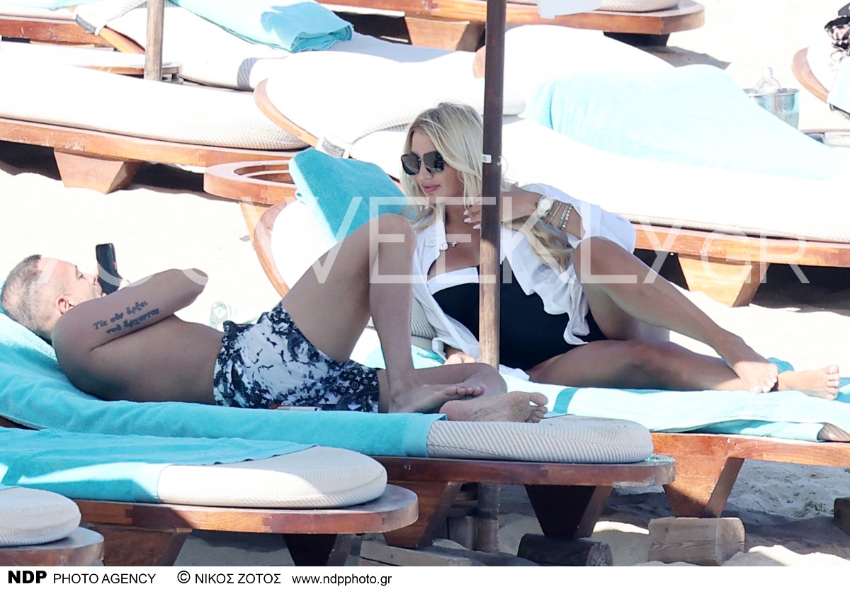 Η Κωνσταντίνα Σπυροπούλου και ο Βασίλης Σταθοκωστόπουλος σε παραλία της Μυκόνου