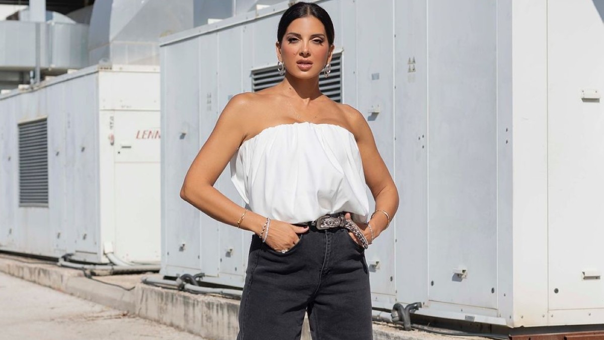 Η Σταματίνα Τσιμτσιλή με στράπλες τοπ και τζιν μαύρο παντελόνι