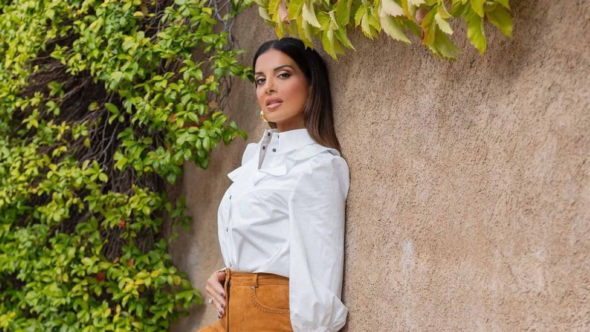 Η σταματίνα Τσιμτσιλή με λευκό πουκάμισο