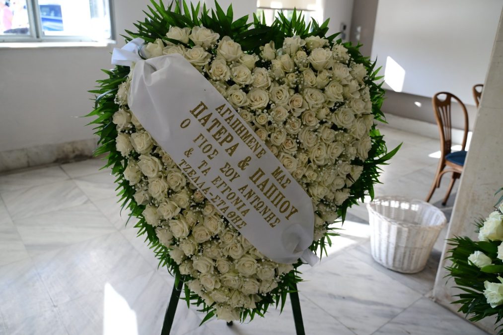 Το στεφάνι του γιου του Μίμη Πλέσσα