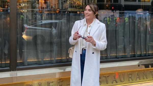 Η Τατιάνα Στεφανίδου με λευκό παλτό σε βόλτα της