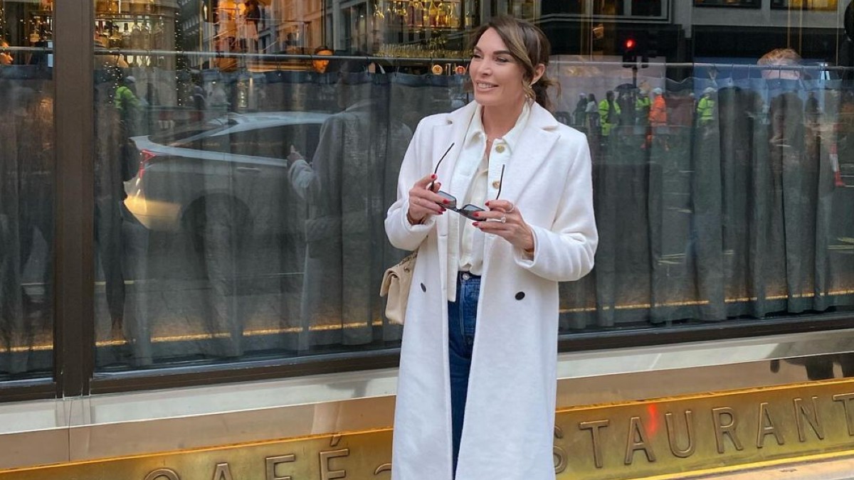 Η Τατιάνα Στεφανίδου με λευκό παλτό σε βόλτα της