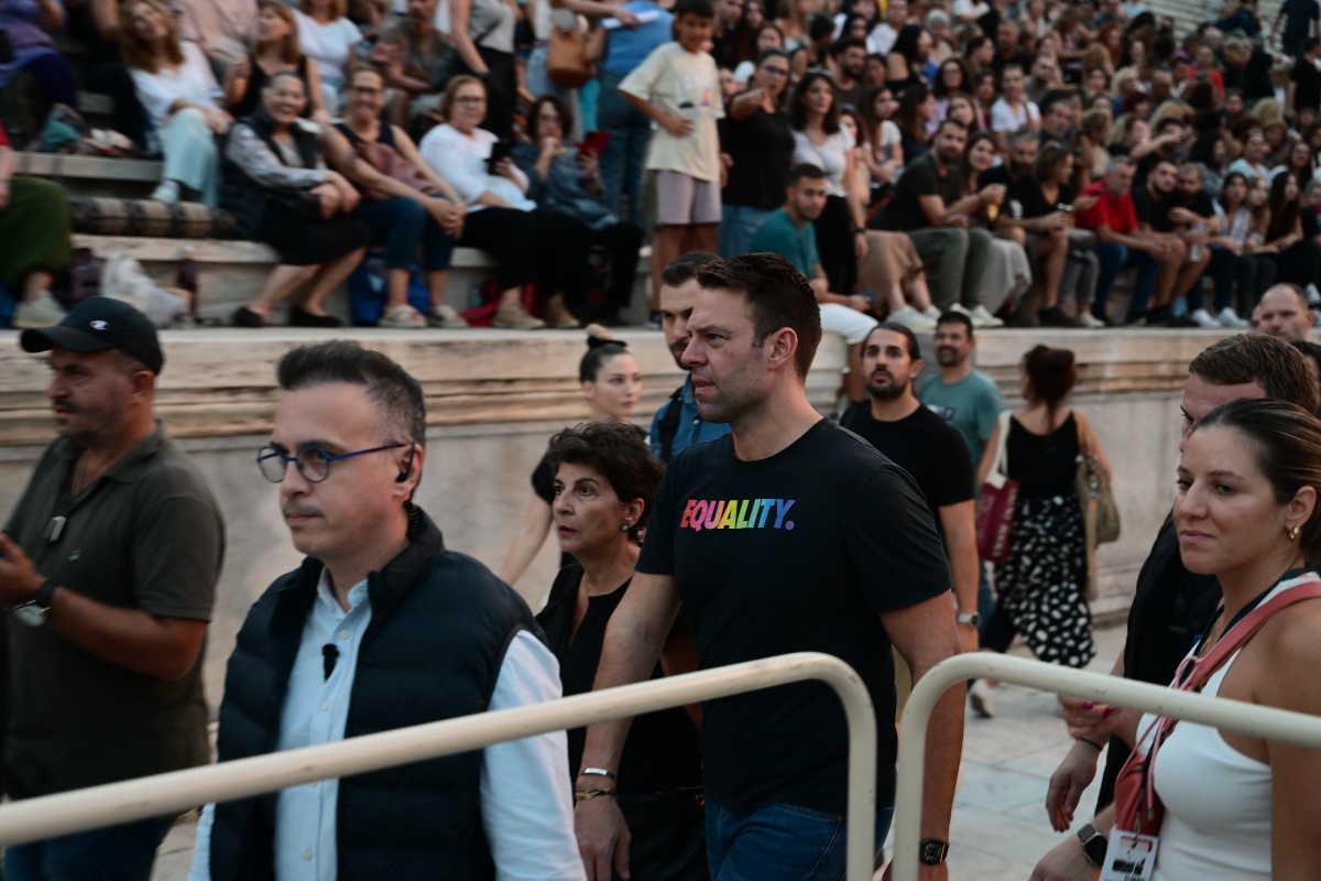 Ο Στέφανος Κασσελάκης στη συναυλία αφιέρωμα για την τραγωδία στα Τέμπη