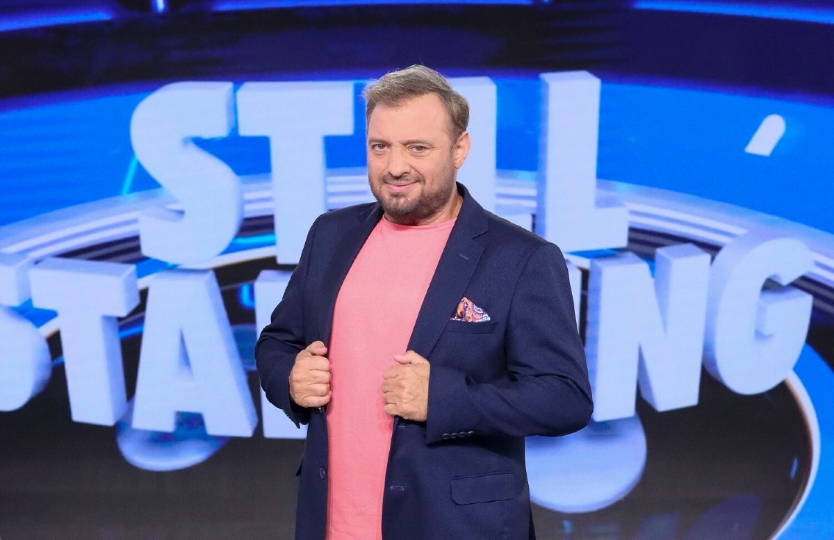 ο Χρήστος Φερεντίνος στην επίσημη φωτογράφιση του Still Standing