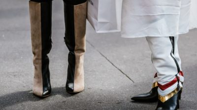 καφέ παπούτσια στο street style