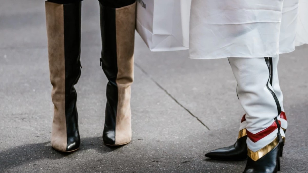 καφέ παπούτσια στο street style