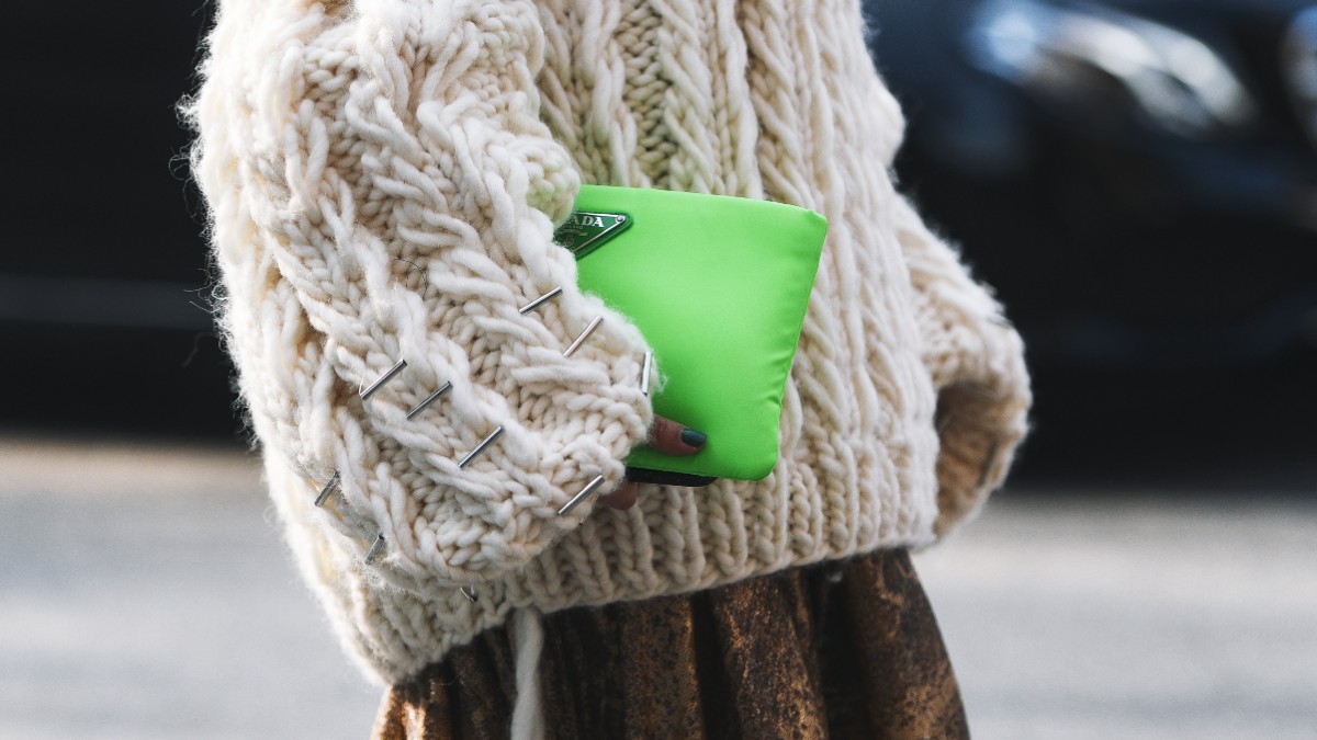 κοπέλα φοράει πουλόβερ μπεζ και neon τσάντα