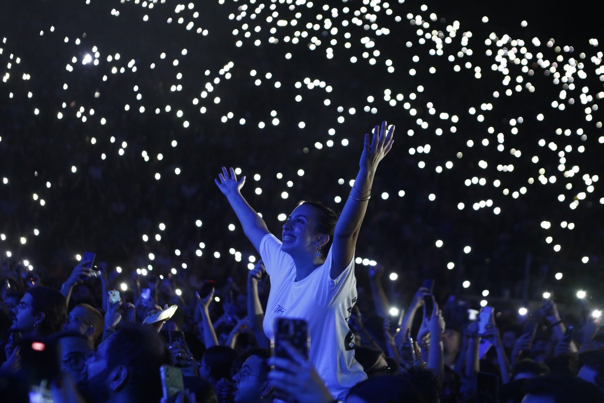 Συγκινητική εικόνα με τα φώτα κλειστά και τους φακούς ανοιχτούς στη συναυλία αφιέρωμα για τα Τέμπη