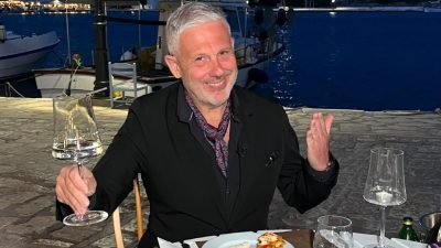 Ο Τάσος Δούσης σε ταβέρνα για φαγητό