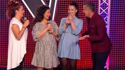 Ο Γιώργος Καπουτζίδης με την διαγωνιζόμενη και την οικογένειά της στα backstage του The Voice