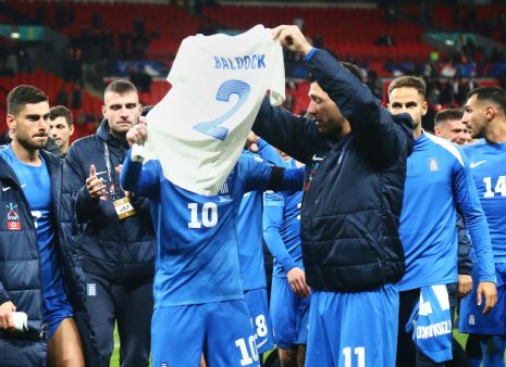 Η Φανέλα του Μπάλντοκ στον αγώνα Αγγλία - Ελλάδα