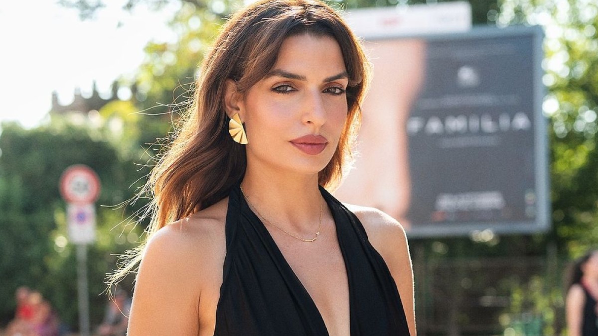 Τόνια Σωτηρωπούλου με μαύρο φόρεμα