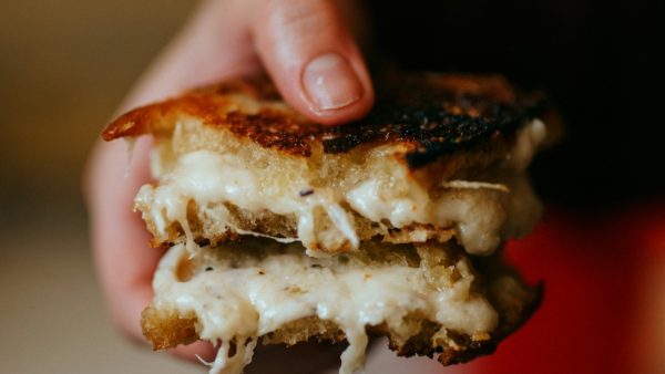 Χέρι κρατάει τοστ