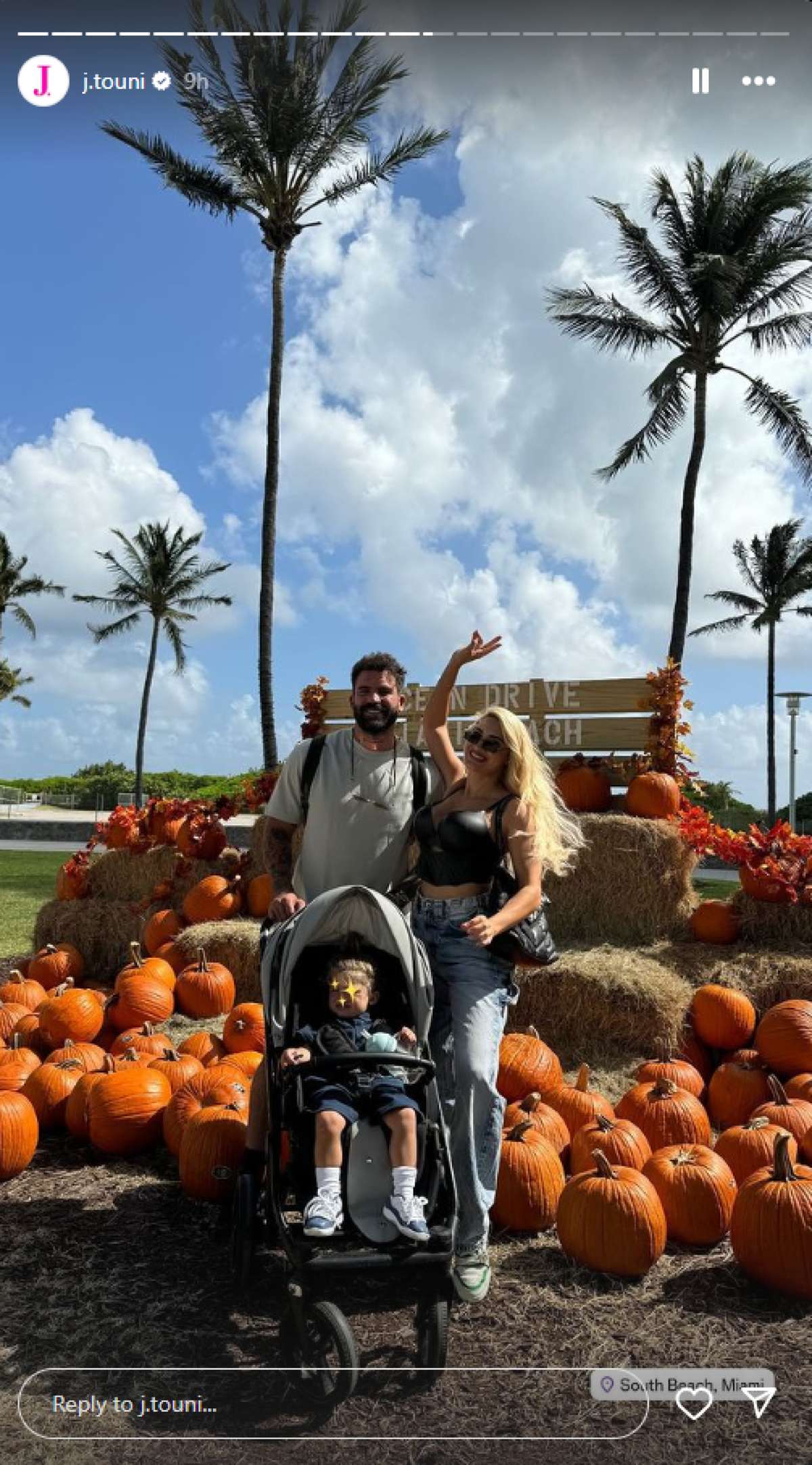 Η Ιωαννα Τουνη με την οικογενεια της σε ενα παρκο με κολοκυθες