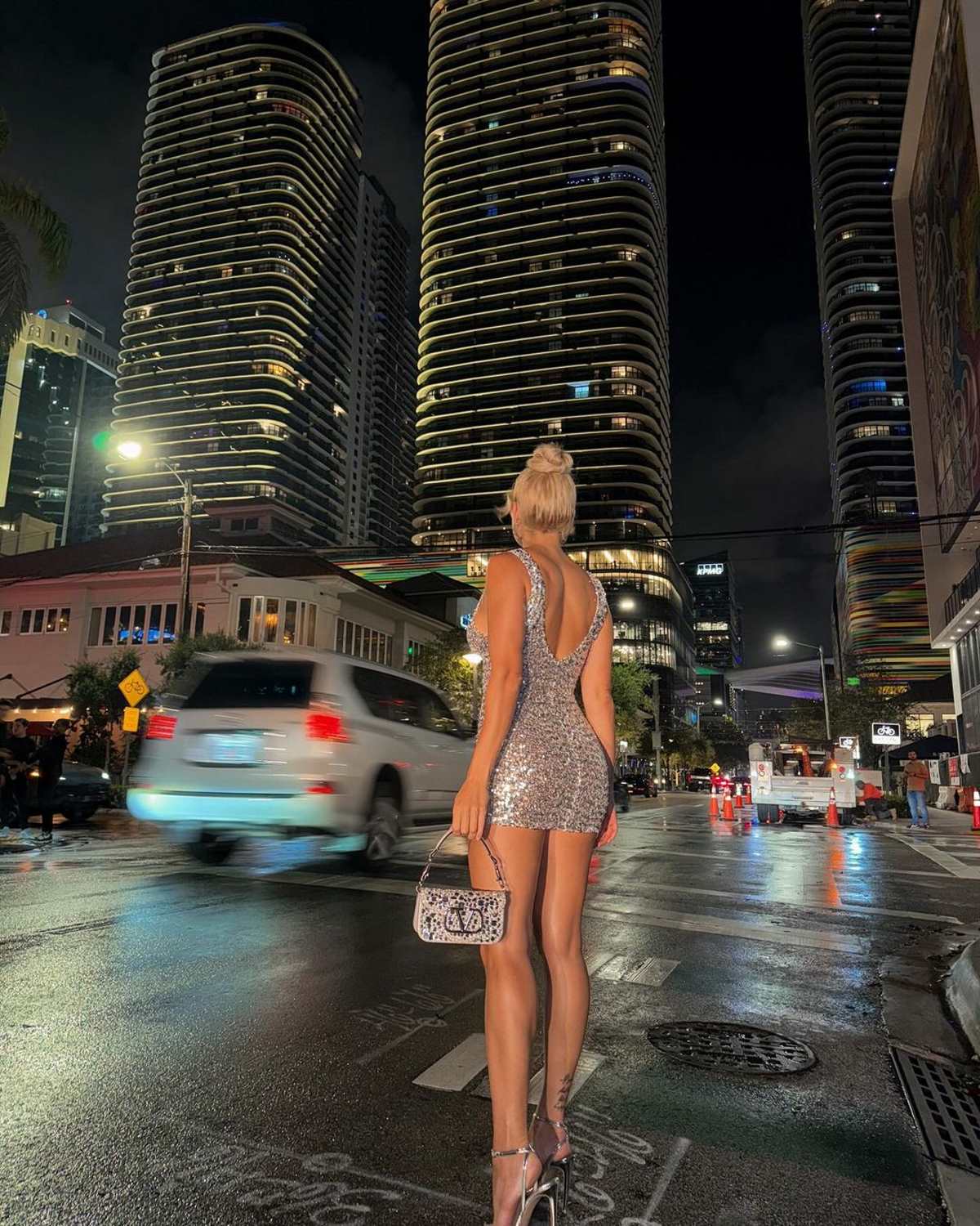 Ιωάννα Τούνη στο μαϊάμι με τσάντα Valentino