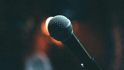 Η μήνυση γνωστού τραγουδιστή σε θαυμάστριά του