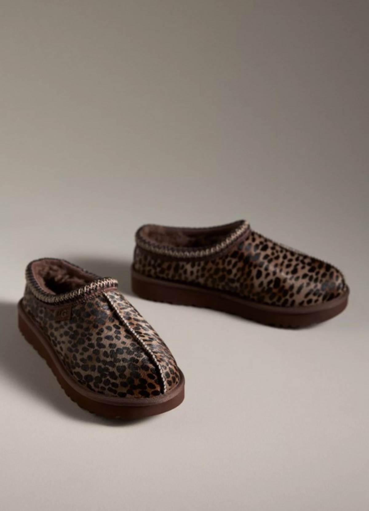 παντόφλες λεοπάρ ugg favela