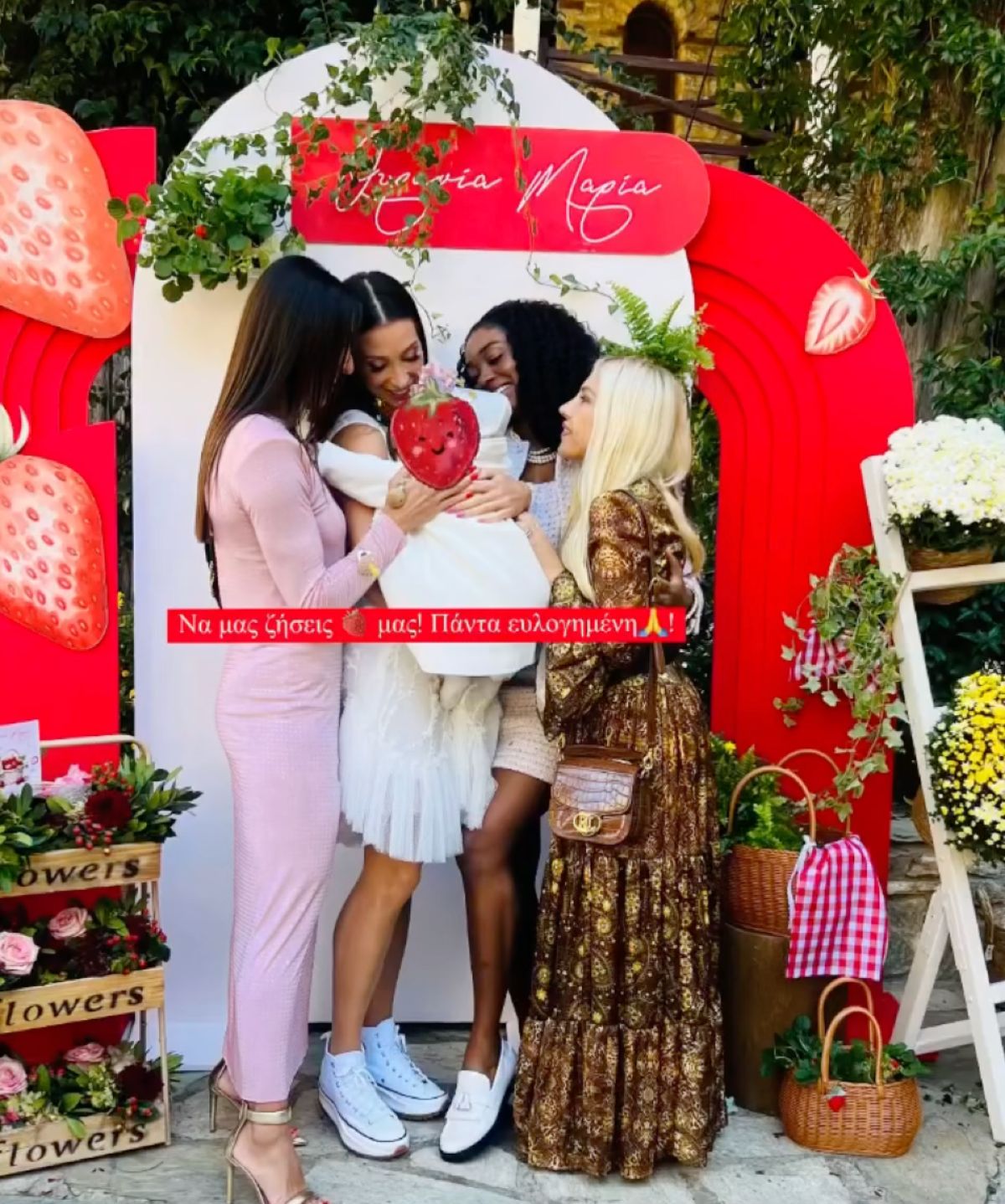 Στη βάφτιση της κόρης του Γιώργου Αγγελόπουλου και της Δήμητρας Βαμβακούση